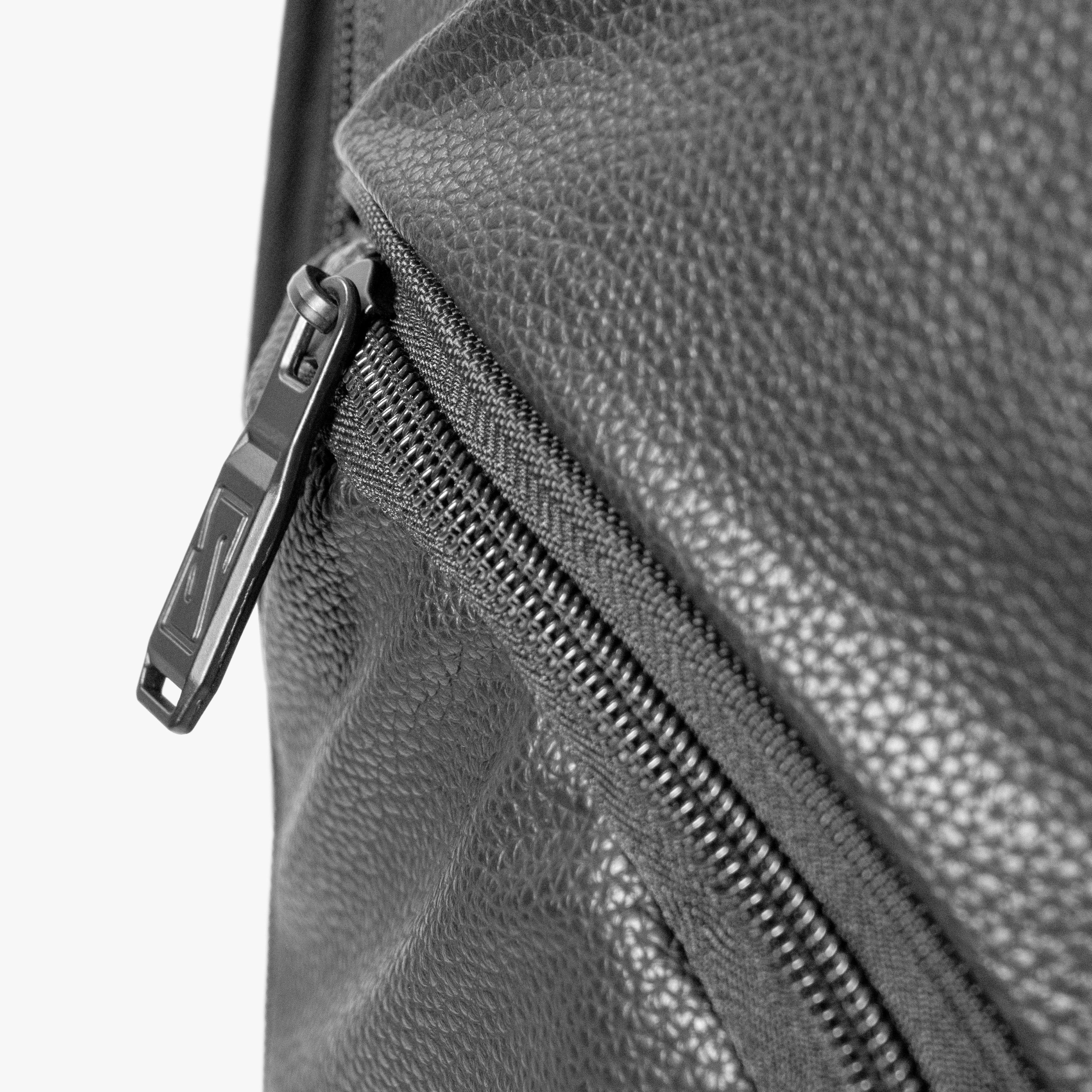 BACKPACK PRO 35L - VEGAN LEATHER SYNERSKIN™ - Image 10