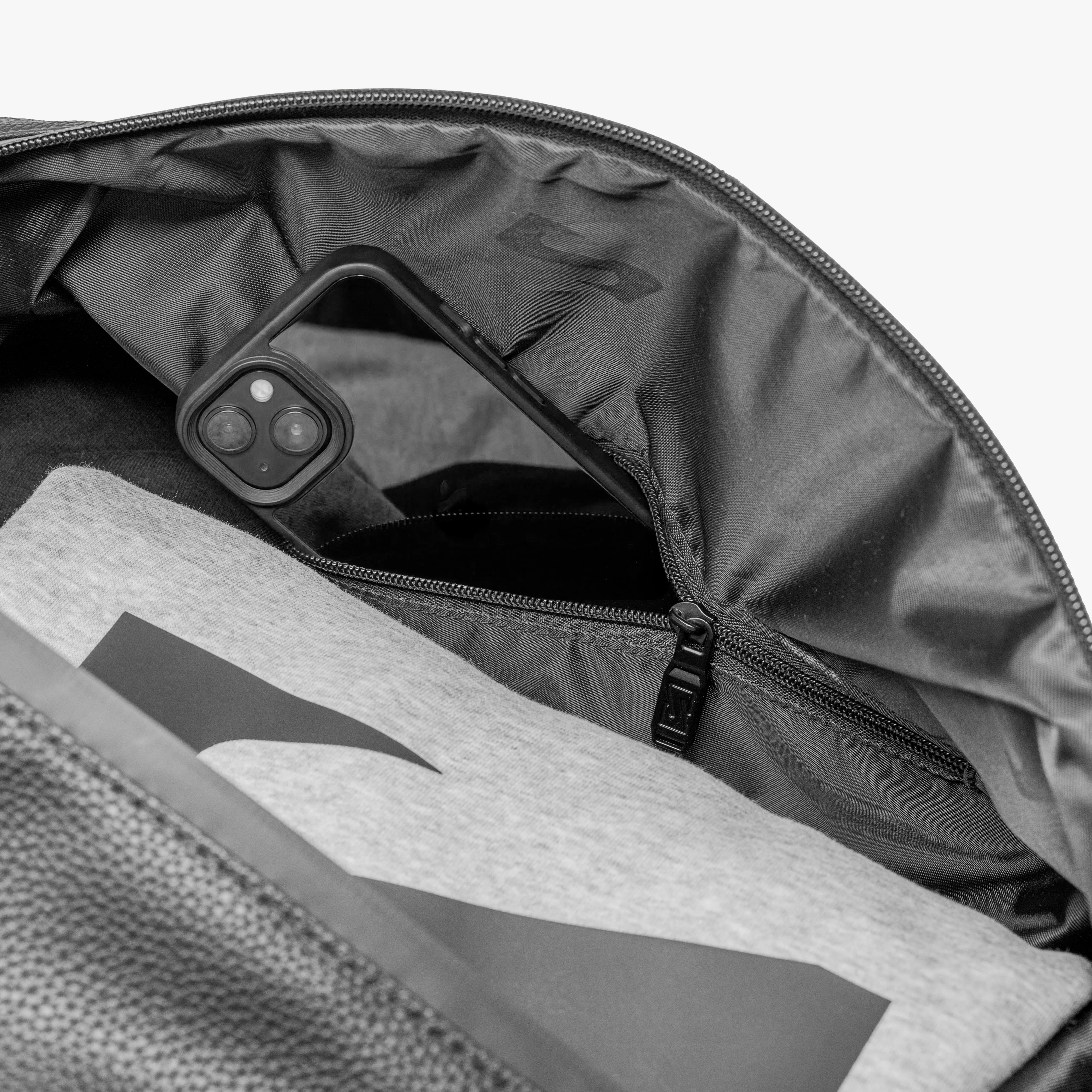 WEEKENDER BAG 18L - VEGAN LEATHER SYNERSKIN™ - Image 10